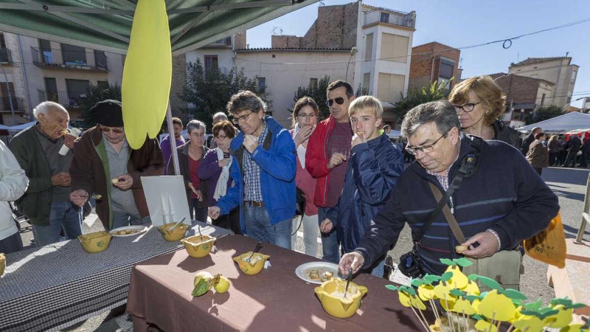 Una de les degustacions d’allioli de codony que es van celebrar en el marc de la fira.