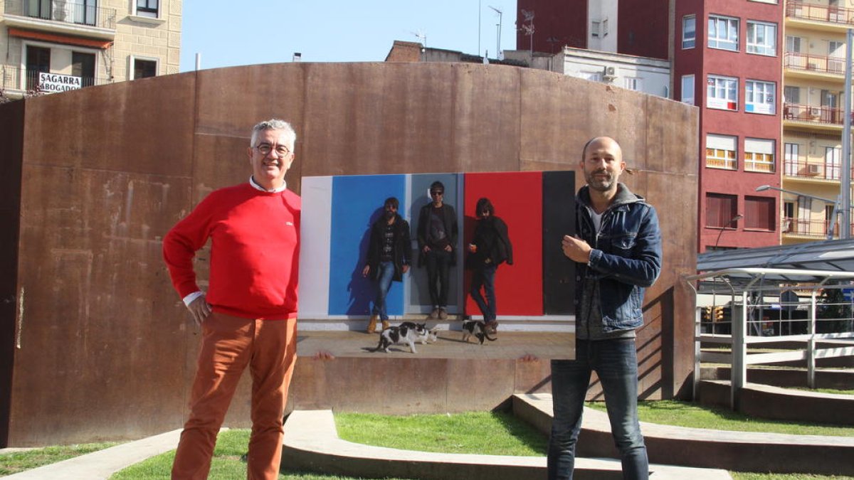 Josep Bellera i Rafa Ariño, amb una de les imatges que s’exposaran als comerços de la Zona Alta.