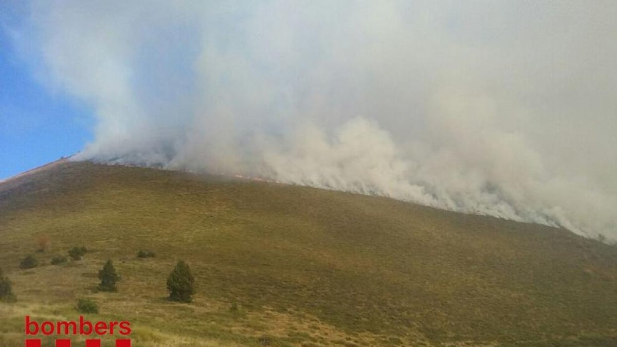 Un incendi calcina més de 200 hectàrees a La Guingueta d’Àneu