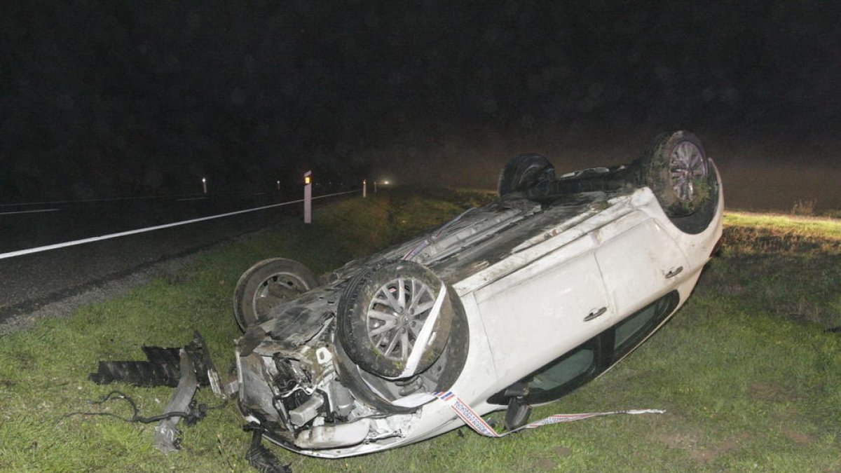 Coche volcado la noche del lunes en la N-240 en Torregrossa tras chocar con un jabalí. 