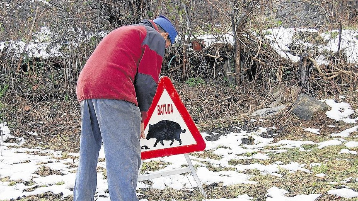 Imatge d’arxiu d’un caçador senyalitzant una batuda de senglars a l’Alta Ribagorça.