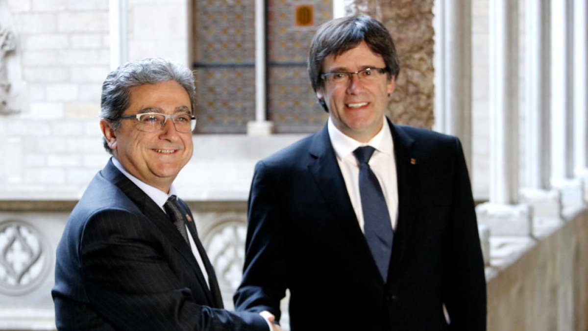 Enric Millo i Carles Puigdemont, ahir al Palau de la Generalitat de Barcelona.