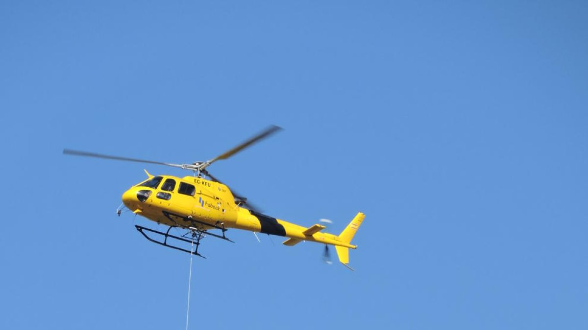 El helicóptero que ayer llevó el material para restaurar el templo.