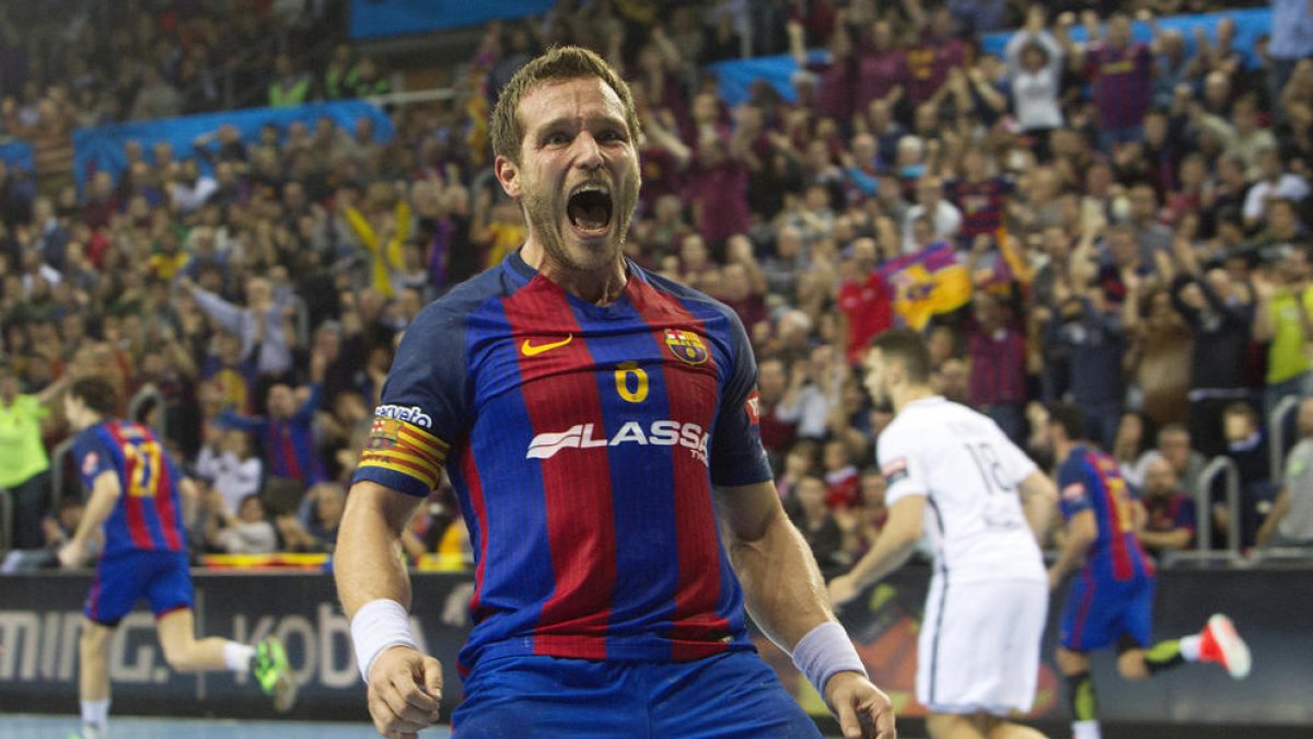 Víctor Tomás celebra efusivament un dels quatre gols anotats ahir davant del PSG.