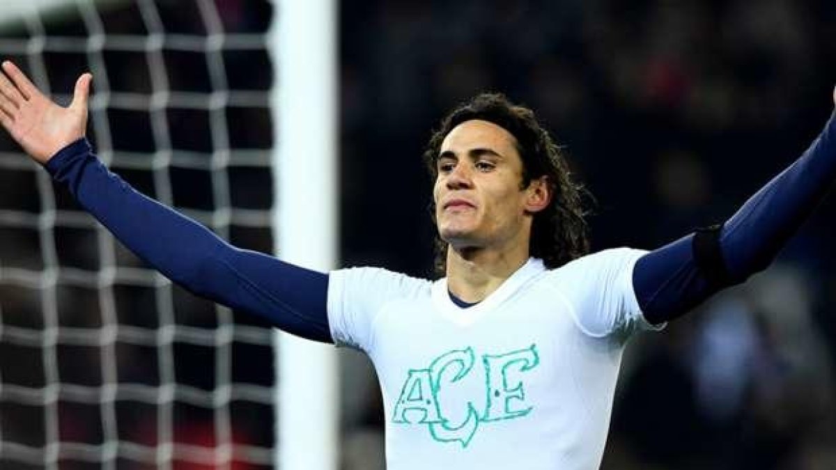 Cavani acabó con una tarjeta.