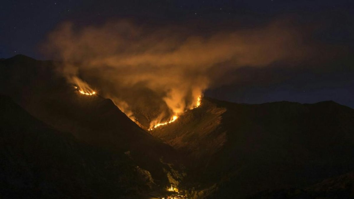 La localitat d’Isavarre, amb l’incendi al fons, dijous passat.