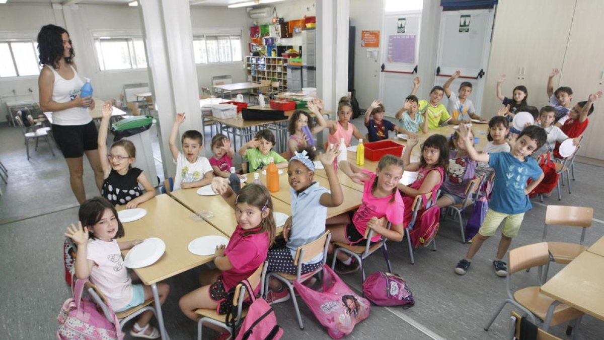 Organizar actividades no lectivas, como estas el pasado verano en un colegio de Lleida, es necesario si se hacen vacaciones en el curso.