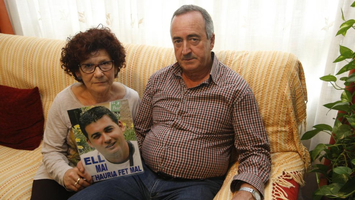 Conchi i Fernando, ahir, amb una foto del seu fill, Isaac Martínez.
