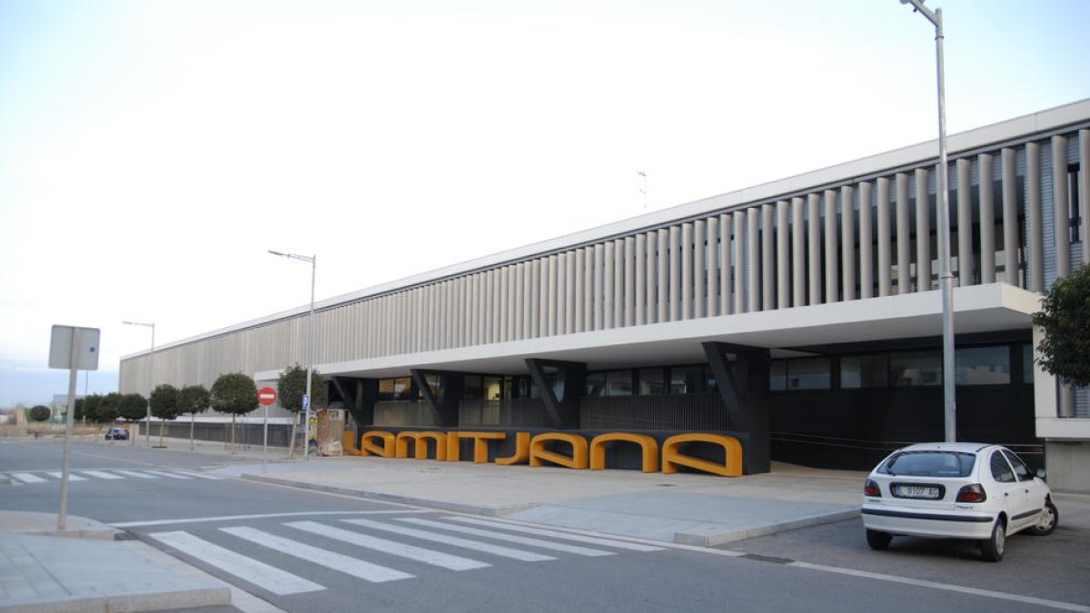 Fachada del instituto La Mitjana, que está al lado de la escuela de primaria del mismo nombre.