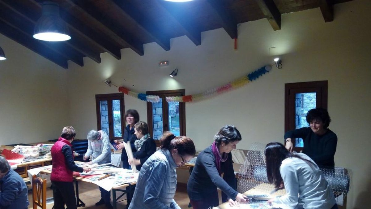 El taller de dones al local social d’Erill la Vall, on van confeccionar els detalls nadalencs.