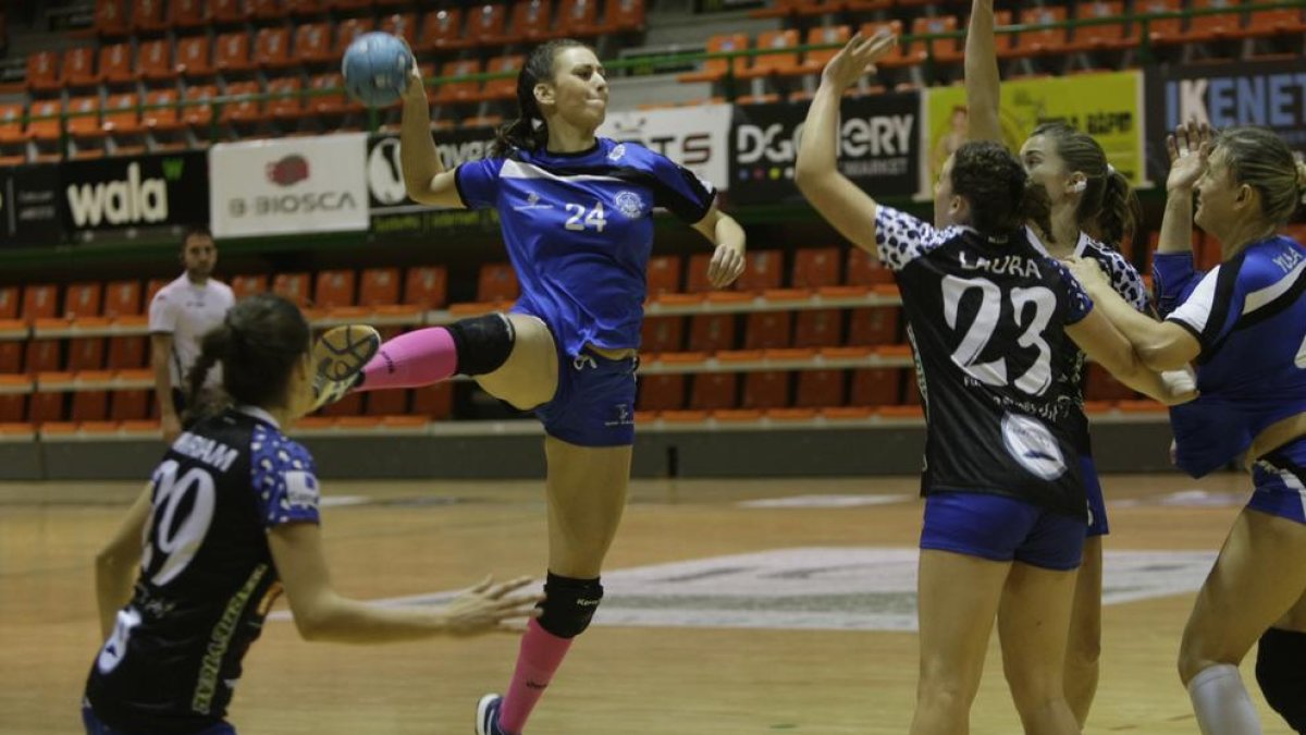 La jugadora de l’Associació Eulàlia Ribalta llança a porta en una acció del partit d’ahir.