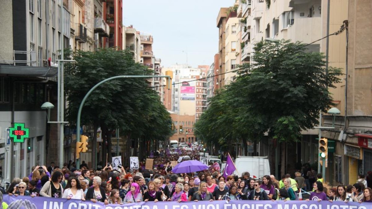 La capçalera de la manifestació, ahir durant el seu pas pel carrer Ramón y Cajal de Tarrragona.