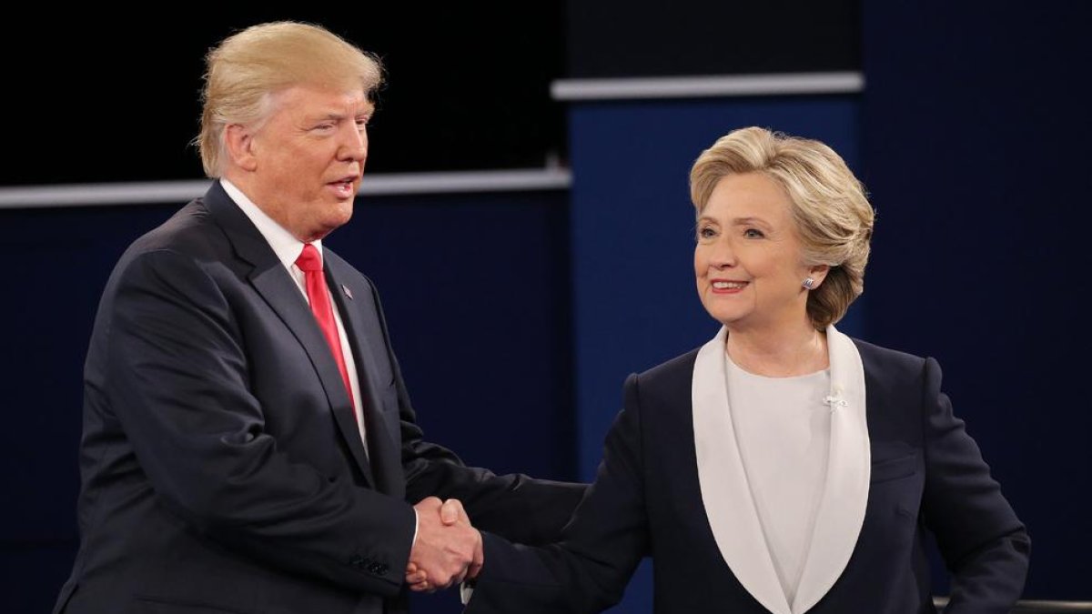 L’encaixada de mans entre Trump i Clinton en el cara a cara.