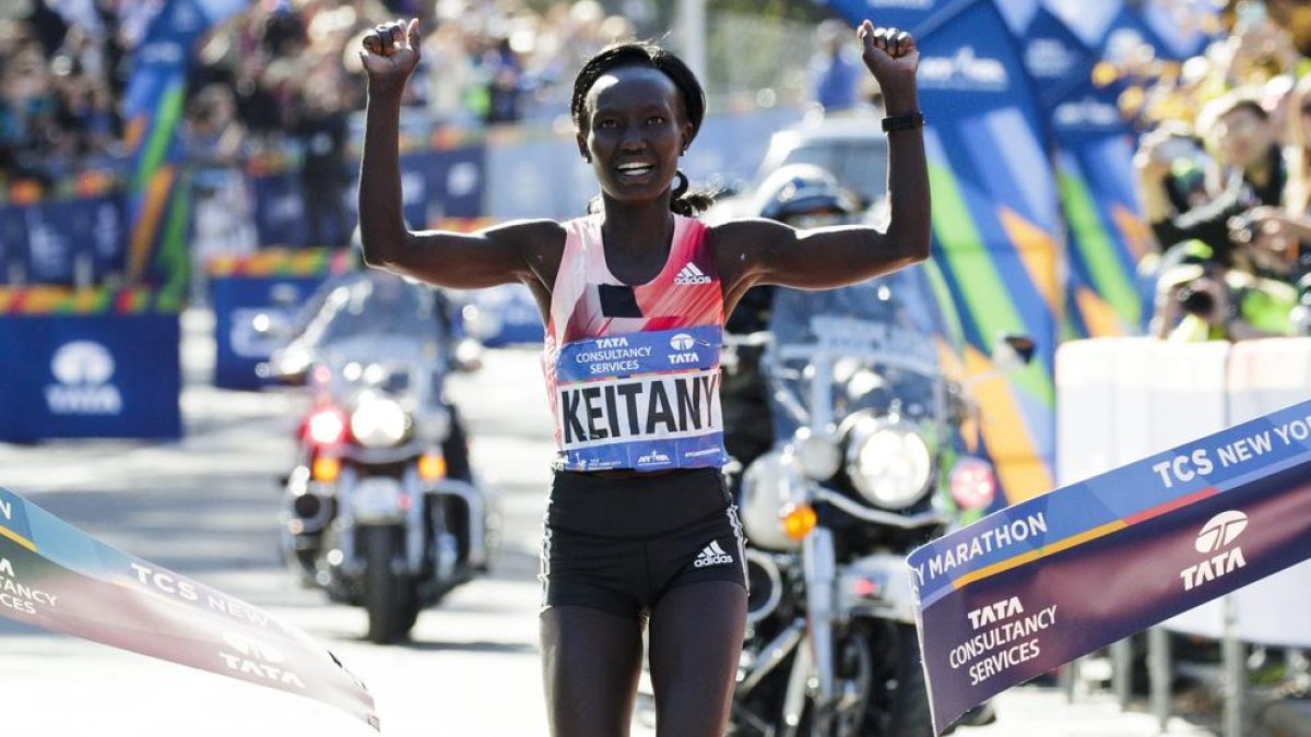 Keitany gana su tercer maratón de Nueva York, con 50.000 participantes