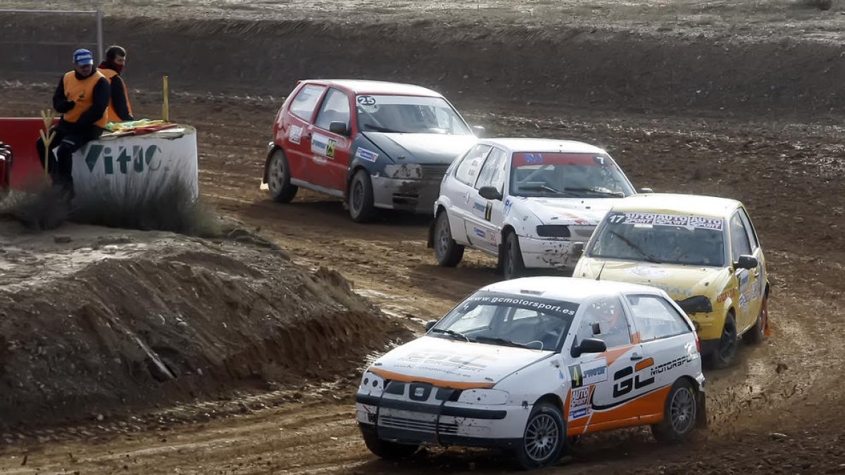 Un grupo de coches coge la curva a muy poca distancia unos de otros. 