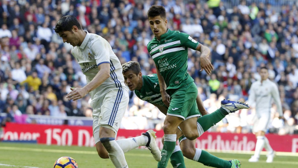 Morata, autor del tercer gol, controla una pilota.