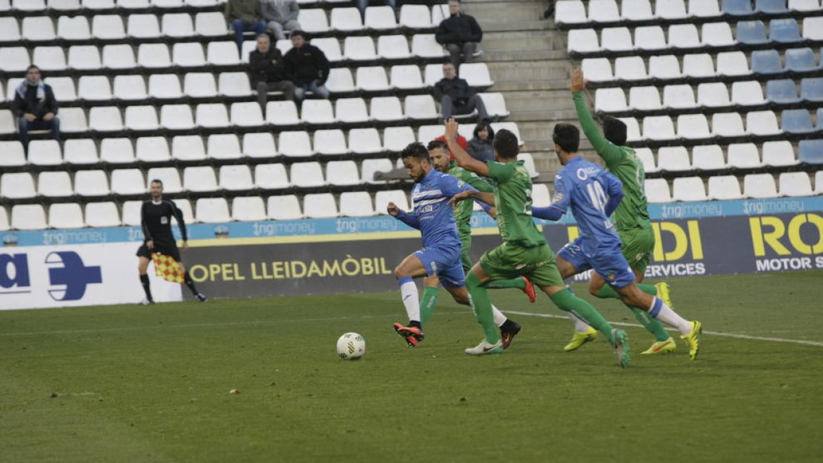 El Lleida va reclamar gol en aquesta acció de Guillem Martí, que el col·legiat va anul·lar per un fora de joc més que dubtós.