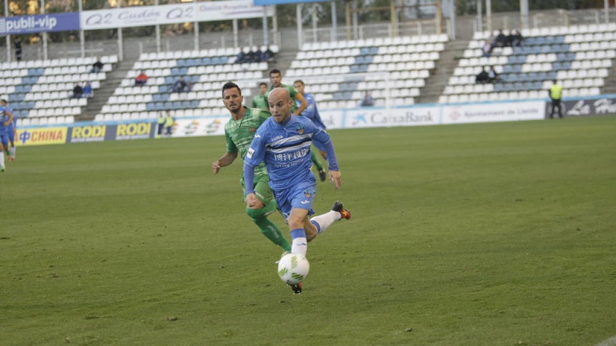 Javi Casares, que ahir va estar molt actiu, supera un jugador del Cornellà.