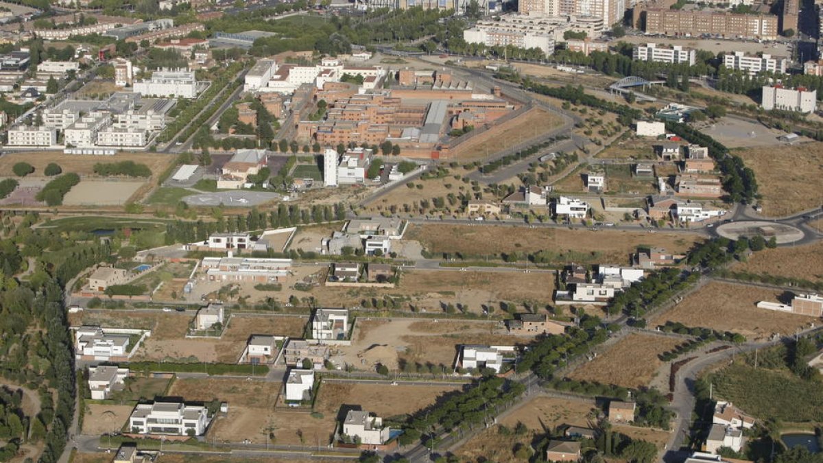 La falta de construcción de bloques de pisos contrasta con el alto número de chalets ya edificados  o inicados en la nueva Ciutat Jardí.