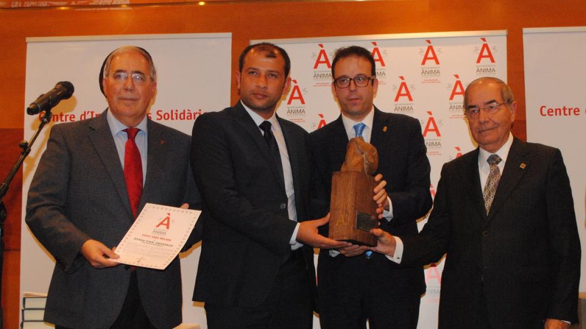 Raed Al Saleh, rebent el premi de mans de Marc Solsona, Josep Maria Pujol i Roberto Fernández.