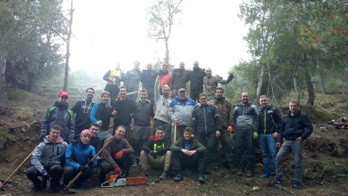 Els participants en la neteja de la serra de Rosselló.
