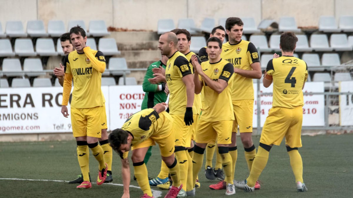 Els jugadors del Balaguer van celebrar la victòria una vegada acabat el partit.