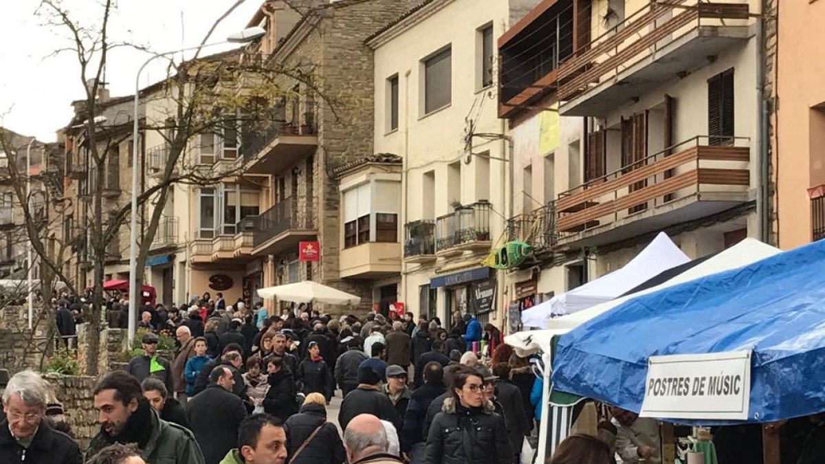 Las calles de Àger se llenaron ayer de visitantes y de paradas con productos autóctonos.