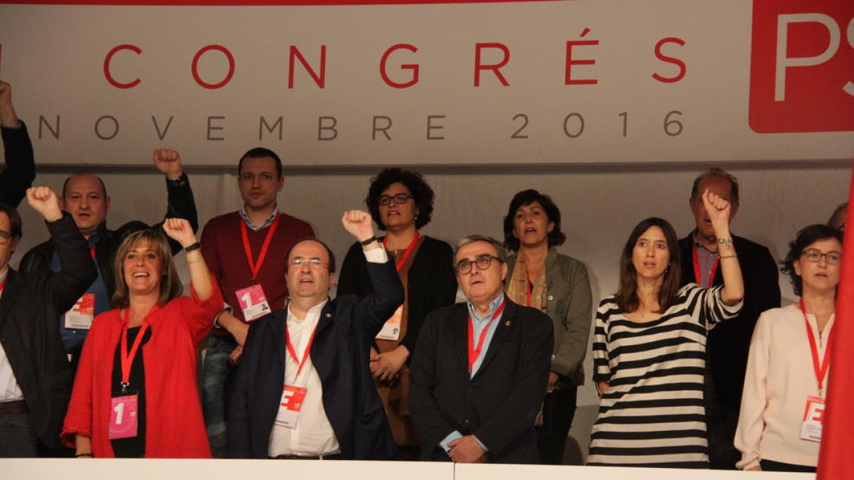 Núria Marín, Miquel Iceta, Àngel Ros i Núria Parlon canten ‘La Internacional’ en la clausura del XIII congrés del PSC.