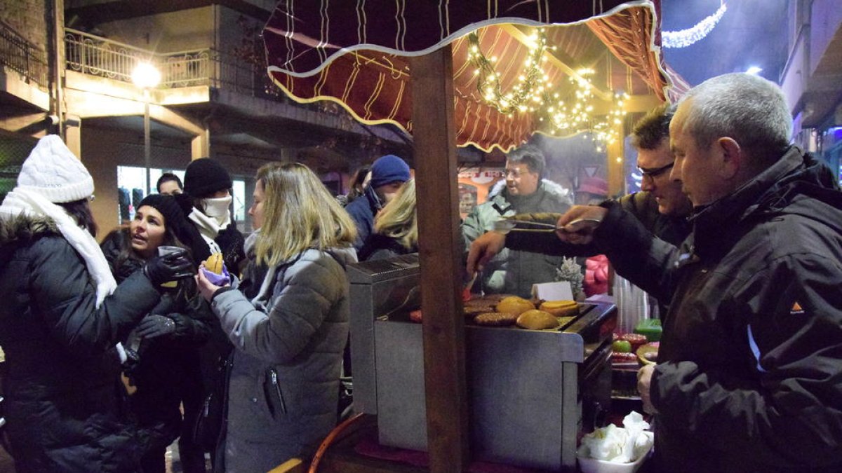 Els participants van poder degustar hamburgueses i caldo.