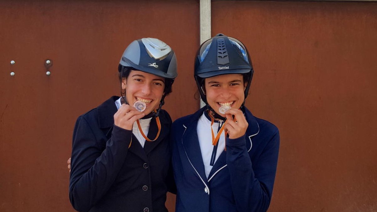 De izquierda a derecha, Ester Carrió (bronce) y Clara Foix (plata) en el Catalán de hípica.