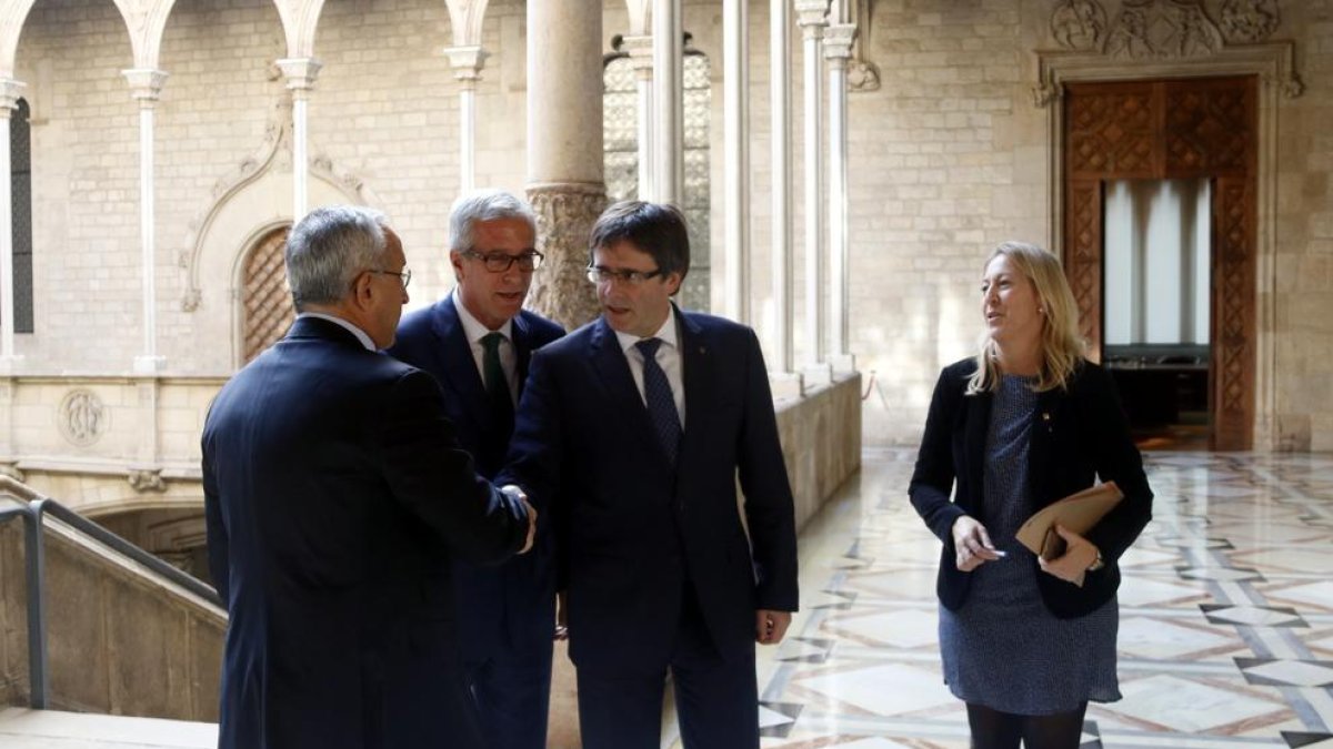 Puigdemont saluda al presidente del COE, Alejandro Blanco, en presencia de Ballesteros y Munté.