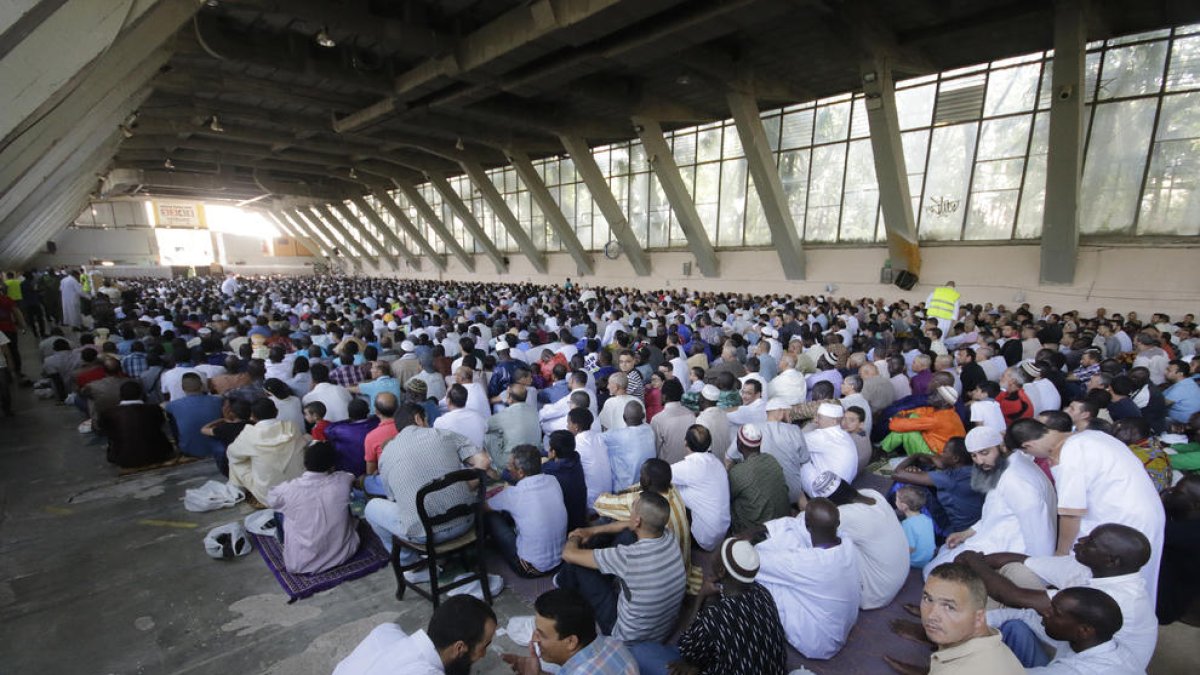 Imagen del multitudinario rezo para el final del Ramadán en julio en el Palau de Vidre.