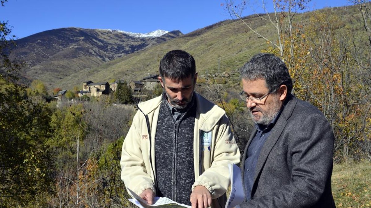 Miralles, amb el director del Parc de l’Alt Pirineu, Marc Garriga. 