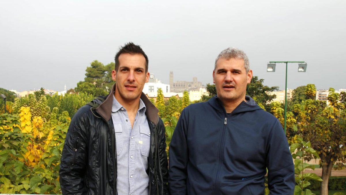 El árbitro internacional Xavier Estrada Fernández y el directivo y técnico deportivo Txema del Rosal.