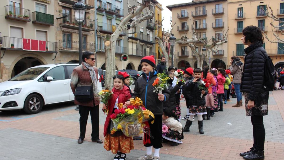 La plaza Mercadal fue el punto de encuentro desde donde salió la comitiva hacia el santuario del Sant Crist. A la derecha, el pregón a cargo del oceanógrafo Miquel Canals.