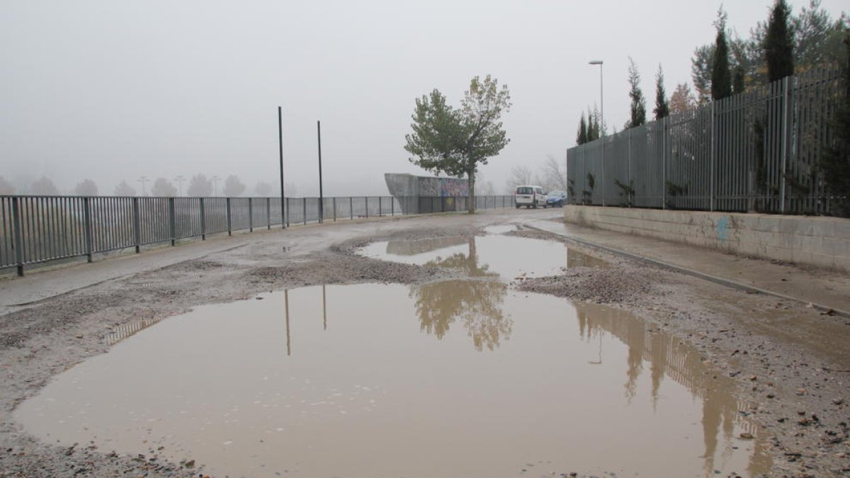 El pavimento en mal estado provoca que se formen grandes charcos cuando llueve.