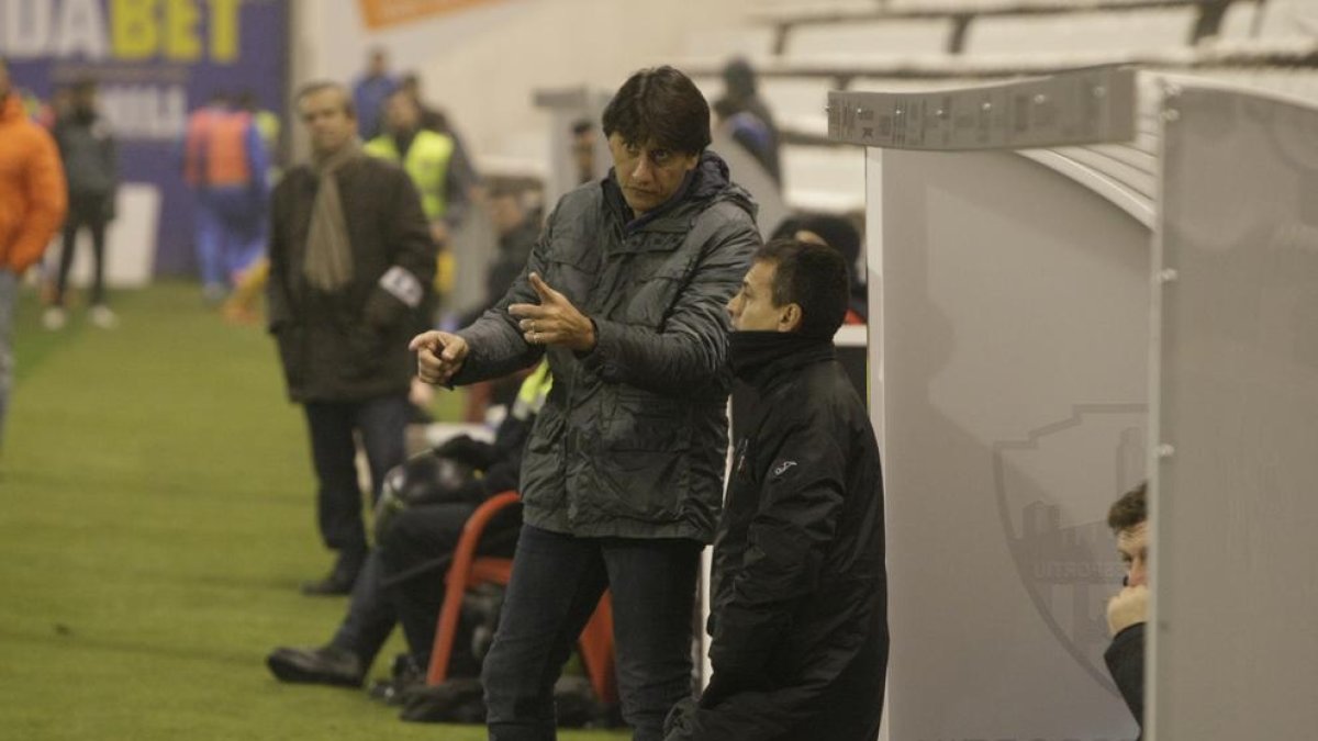 Melgarejo, repenjat a la banqueta del Lleida, divendres passat al costat de Siviero.