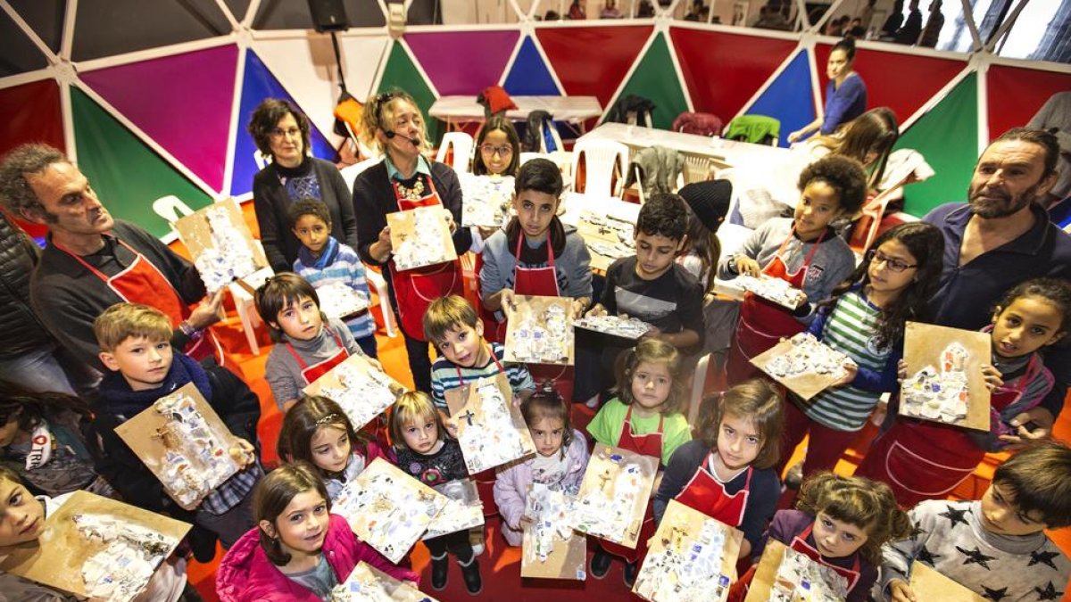 Los niños participaron en un taller de ‘trencadís’ en la Fira d’Artistes i Activitats Tradicionals de Tàrrega.