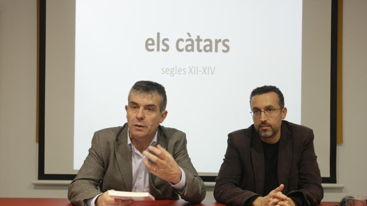 Presenten un llibre al Museu de Lleida sobre els càtars i un poemari del lleidatà Eduard Batlle al Cafè del Teatre