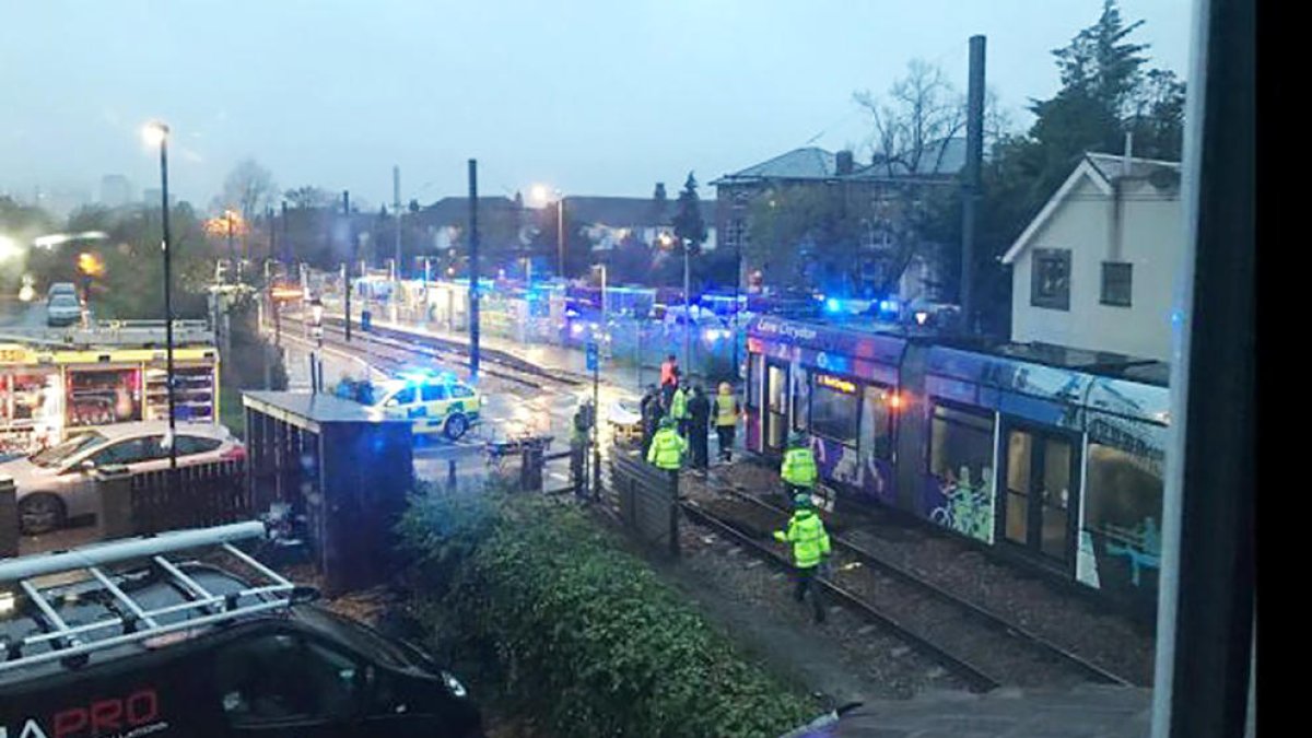 Escenario del descarrilamiento del tranvía en el sur de Londres.