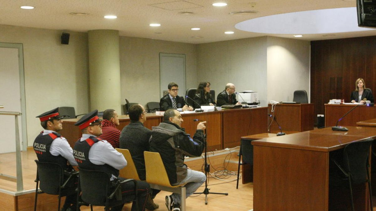 Los tres acusados ayer en la Audiciencia Provincial de Lleida. 