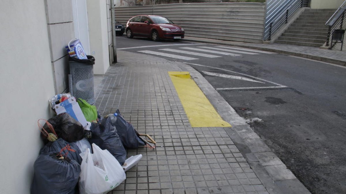 Bosses d’escombraries apilades ahir al carrer Lluís Roca, al lloc on abans hi havia un contenidor.