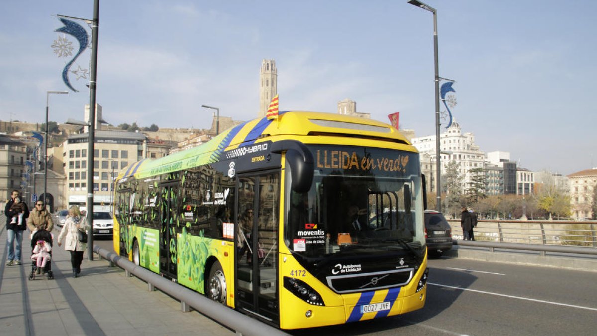 Uno de los nuevos autobuses híbridos, que en los próximos días circularán con normalidad en Lleida. 