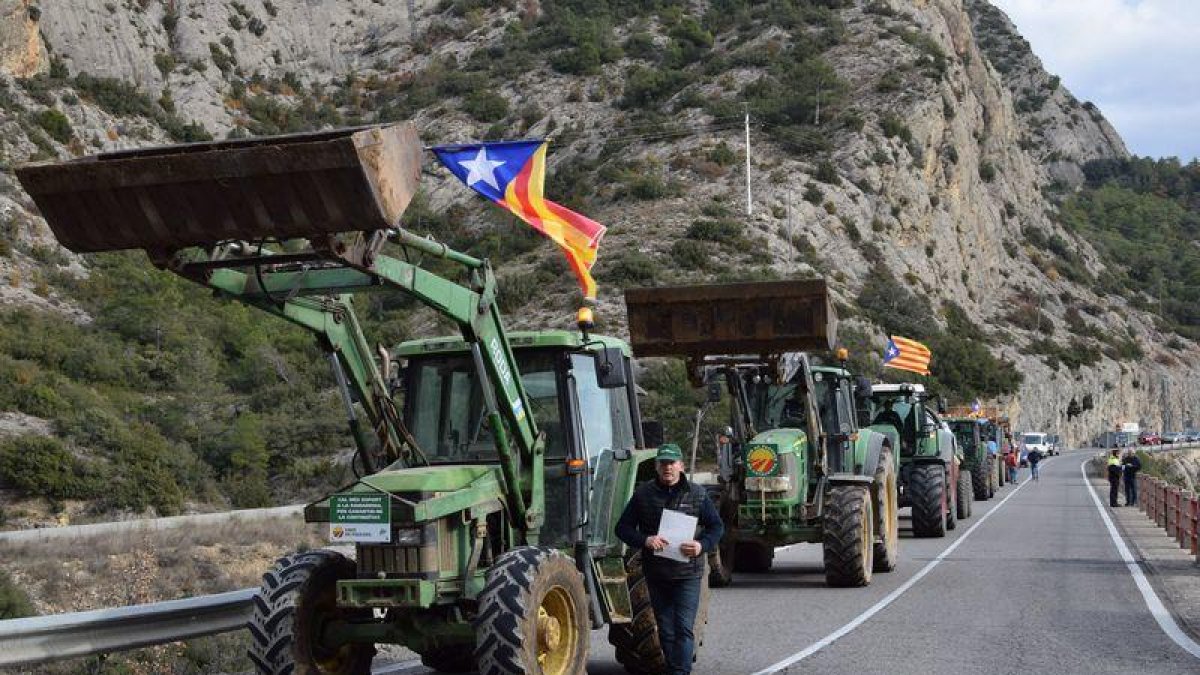 Una quinzena de tractors han tallat la C-14 a l'Alt Urgell.