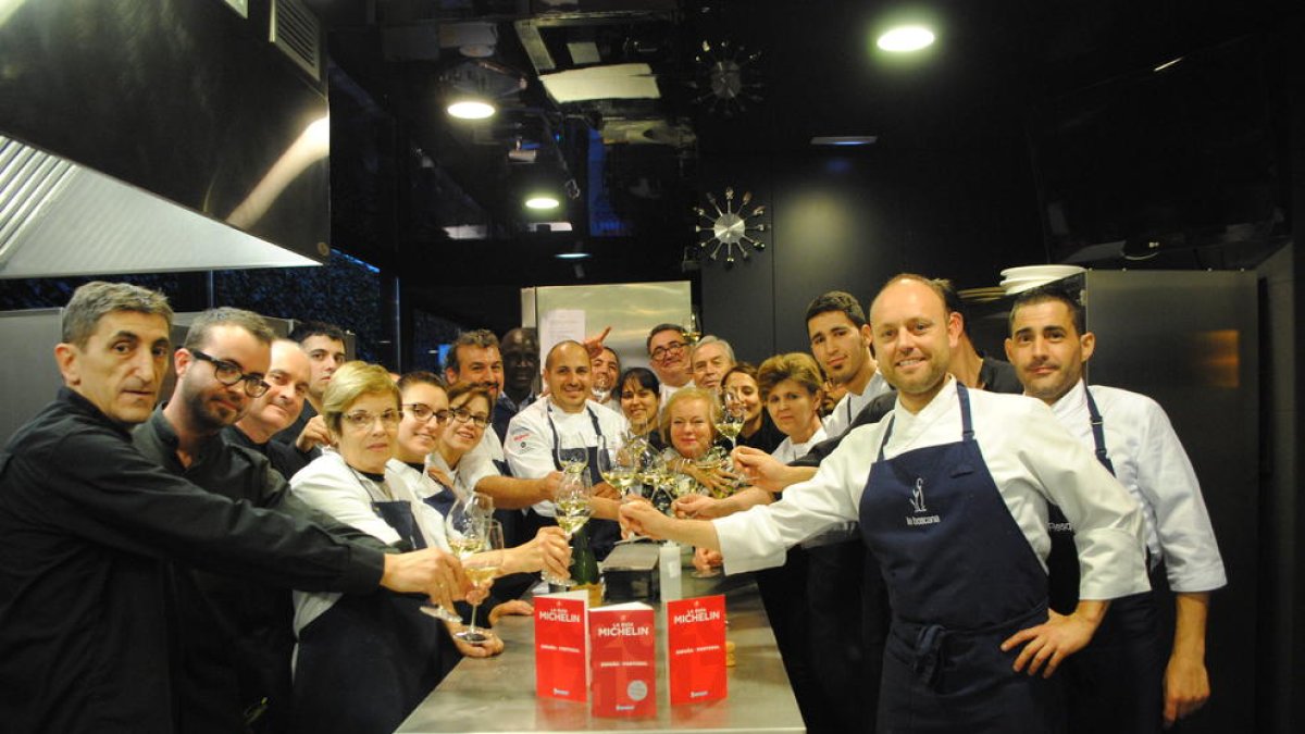 El chef Joel Castanyé celebrando ayer la prestigiosa distinción con su equipo y su familia.