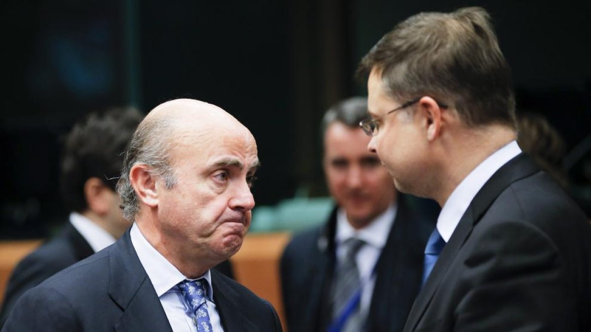 Guindos con el vicepresidente de la Comisión Europea, Valdis Dombrovskis, este lunes en Bruselas.