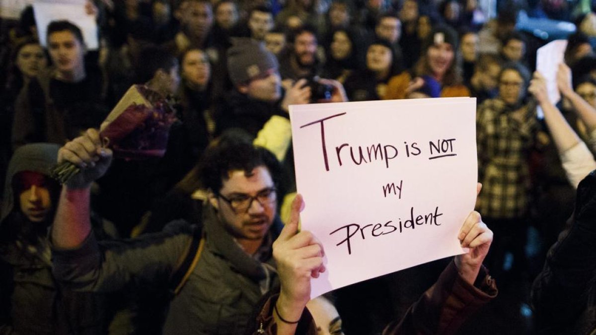 Ciudadanos protestan en Nueva York contra el resultado electoral que dió a Donald Trump la presidencia de Estados.