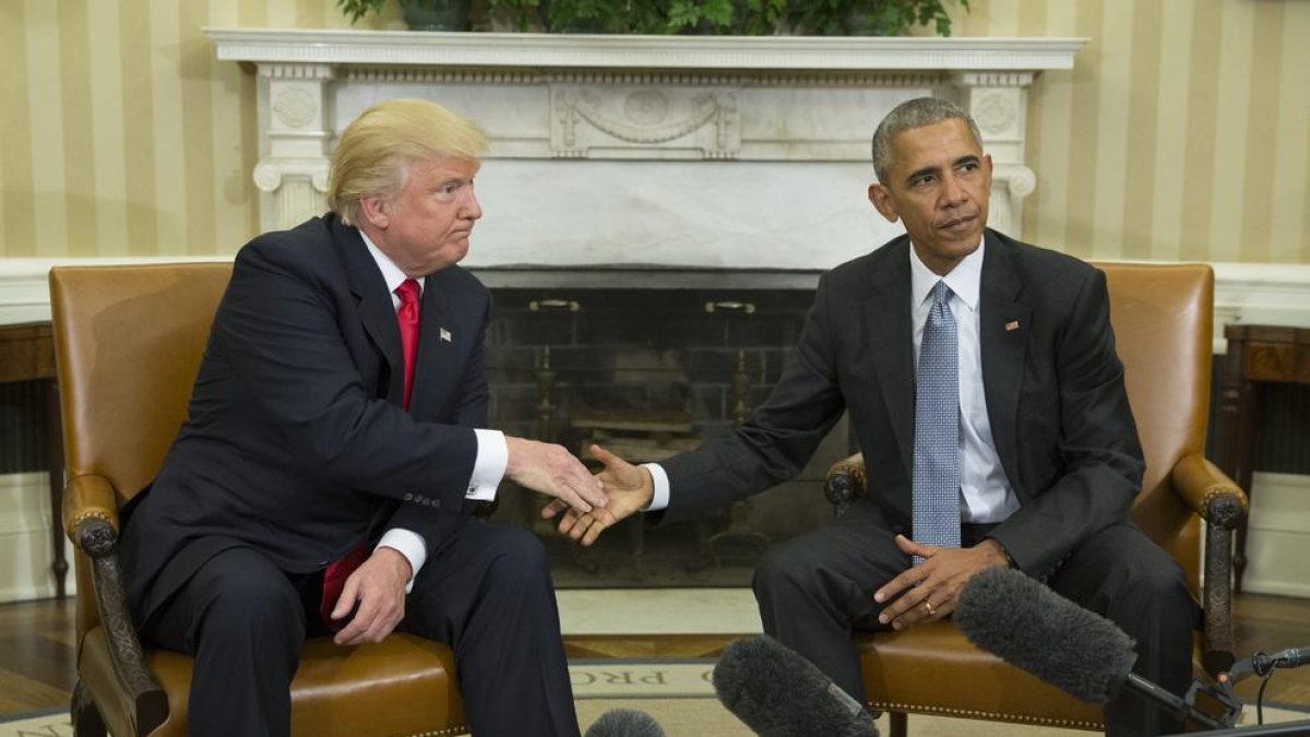 El presidente de los EEUU, Barack Obama, estrecha su mano con el presidente electo Donald Trump al final de su encuentro.