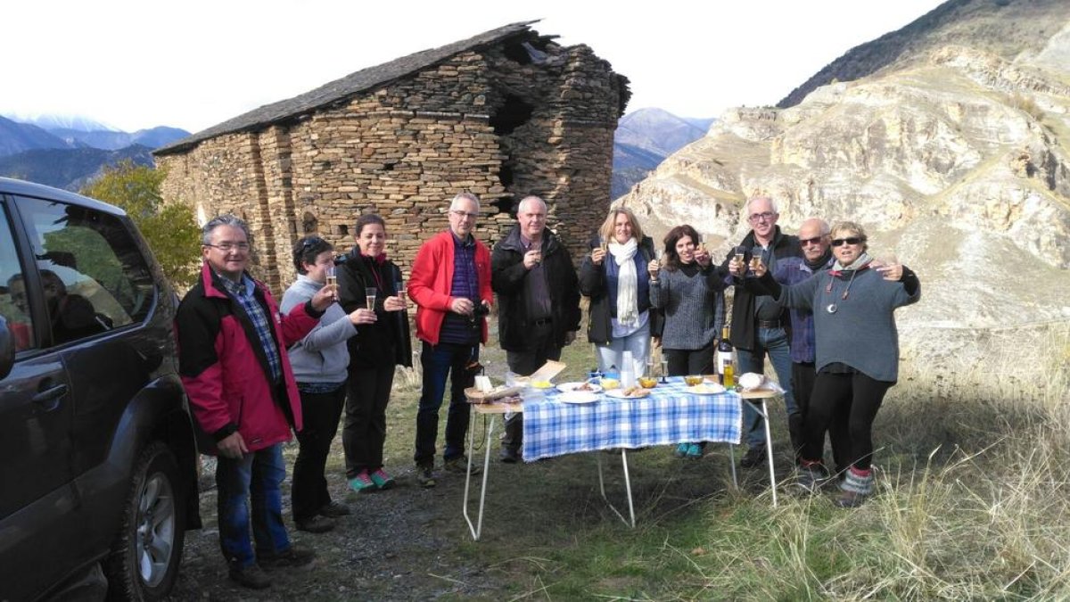 Representantes de Incasòl, ayuntamiento y obispado en la ermita. 