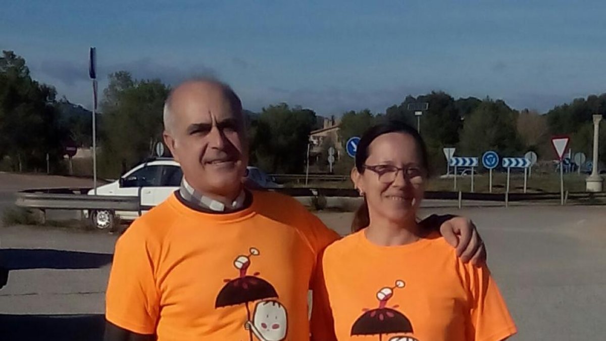 Josep y Montse, ayer, con las camisetas de la asociación Afasaf de la que forman parte.